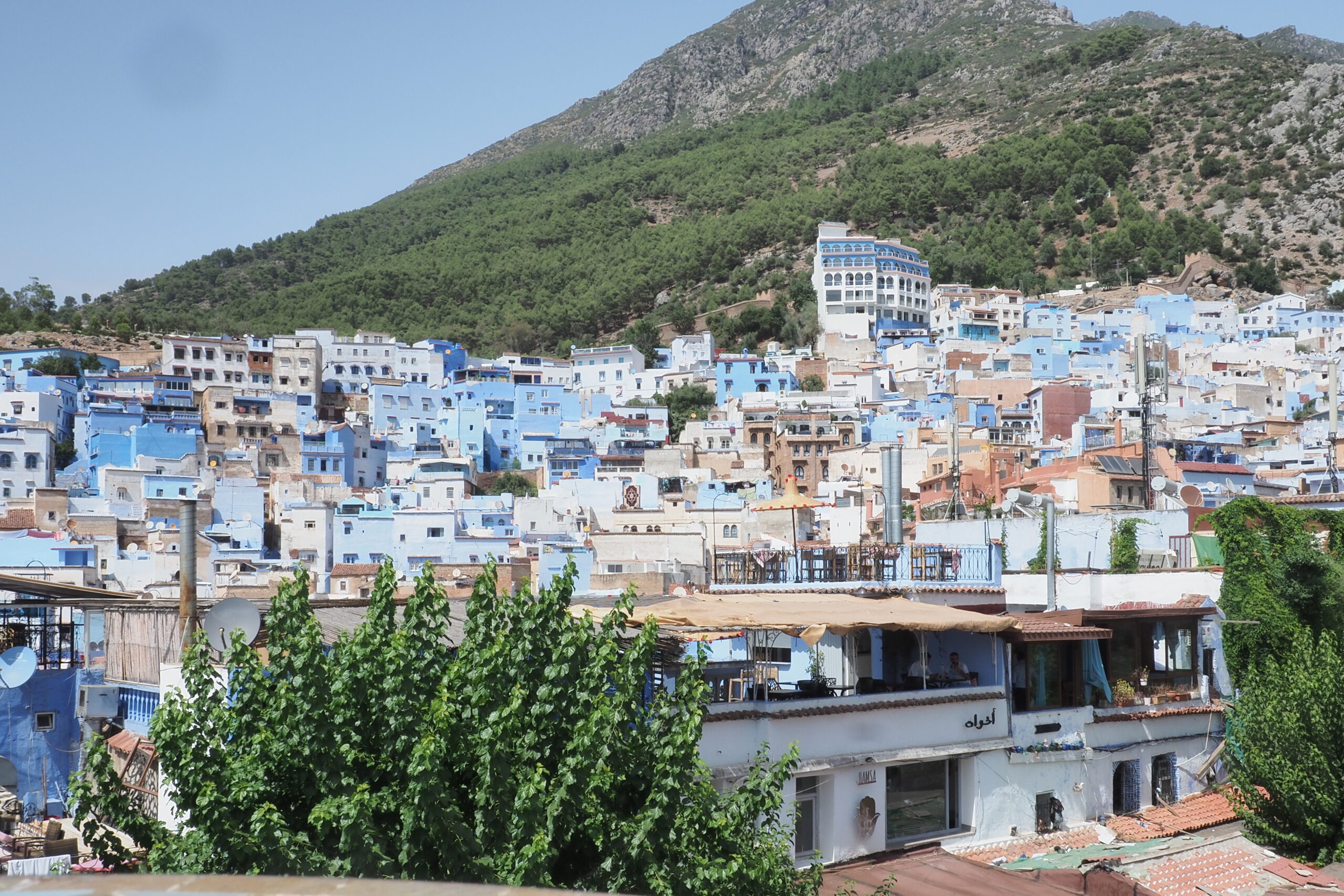 Chefchaouen von der Terase der Schule.